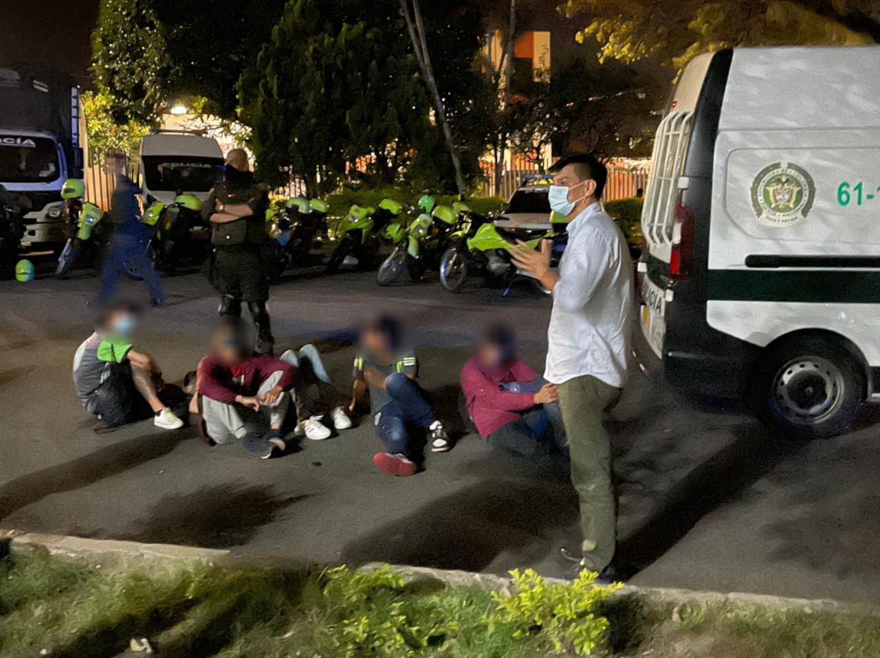 Un comparendo y a su casa, para los atacantes que pusieron en riesgo la vida del vigilante del Icetex 1