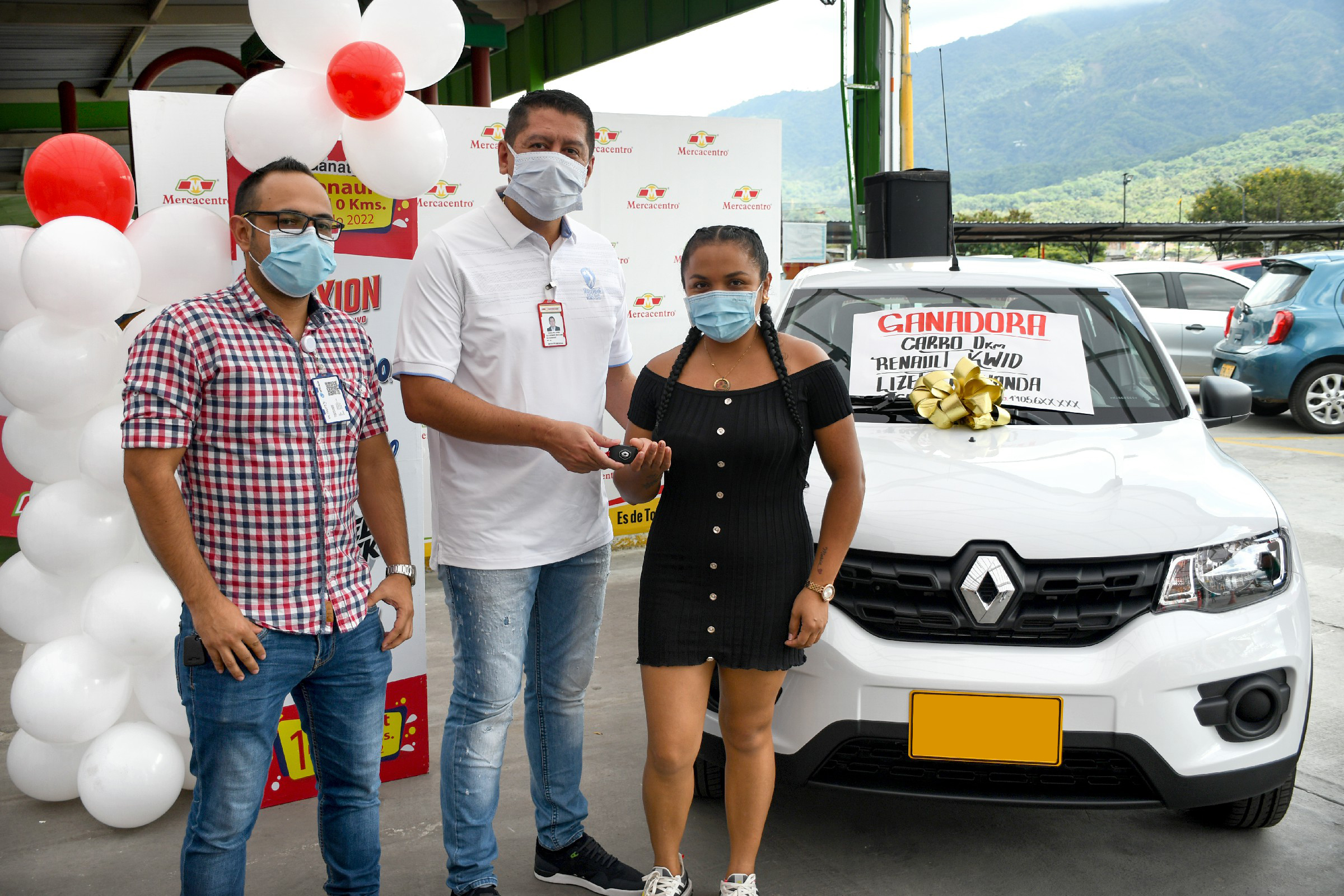 Supermercados Mercacentro y Colgate Palmolive entregaron carro a ganador 1