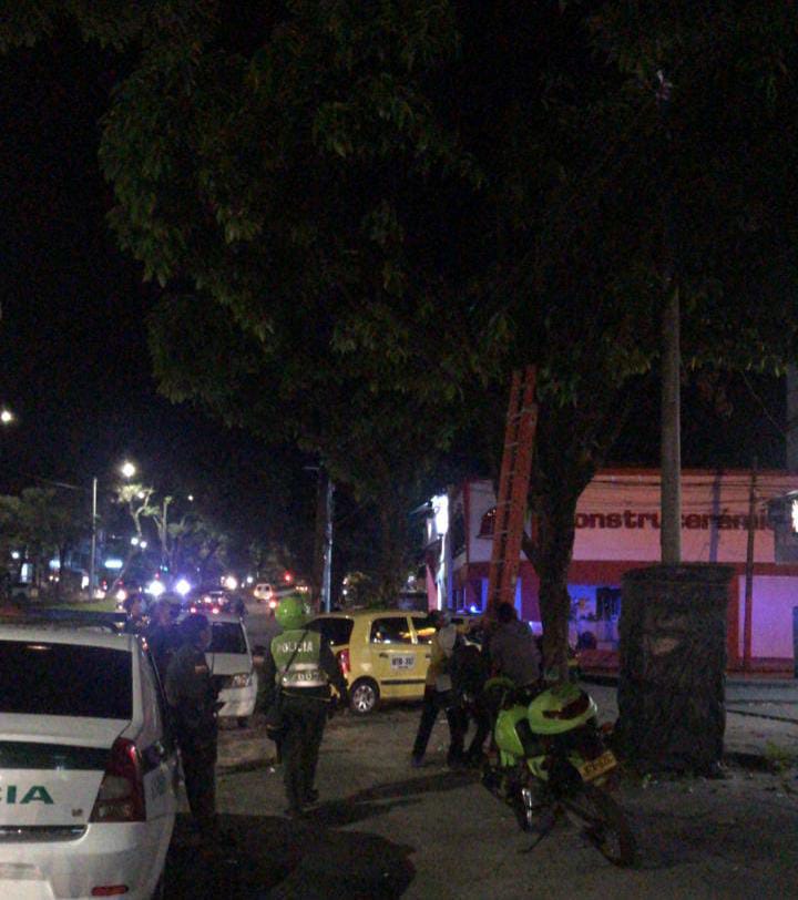 Con escalera Policía tuvo que bajar ladrón que se quería llevar el cableado de semáforo 4