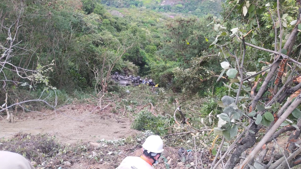 Conductor perdió la vida tras salirse de la carretera y rodar por un abismo 1