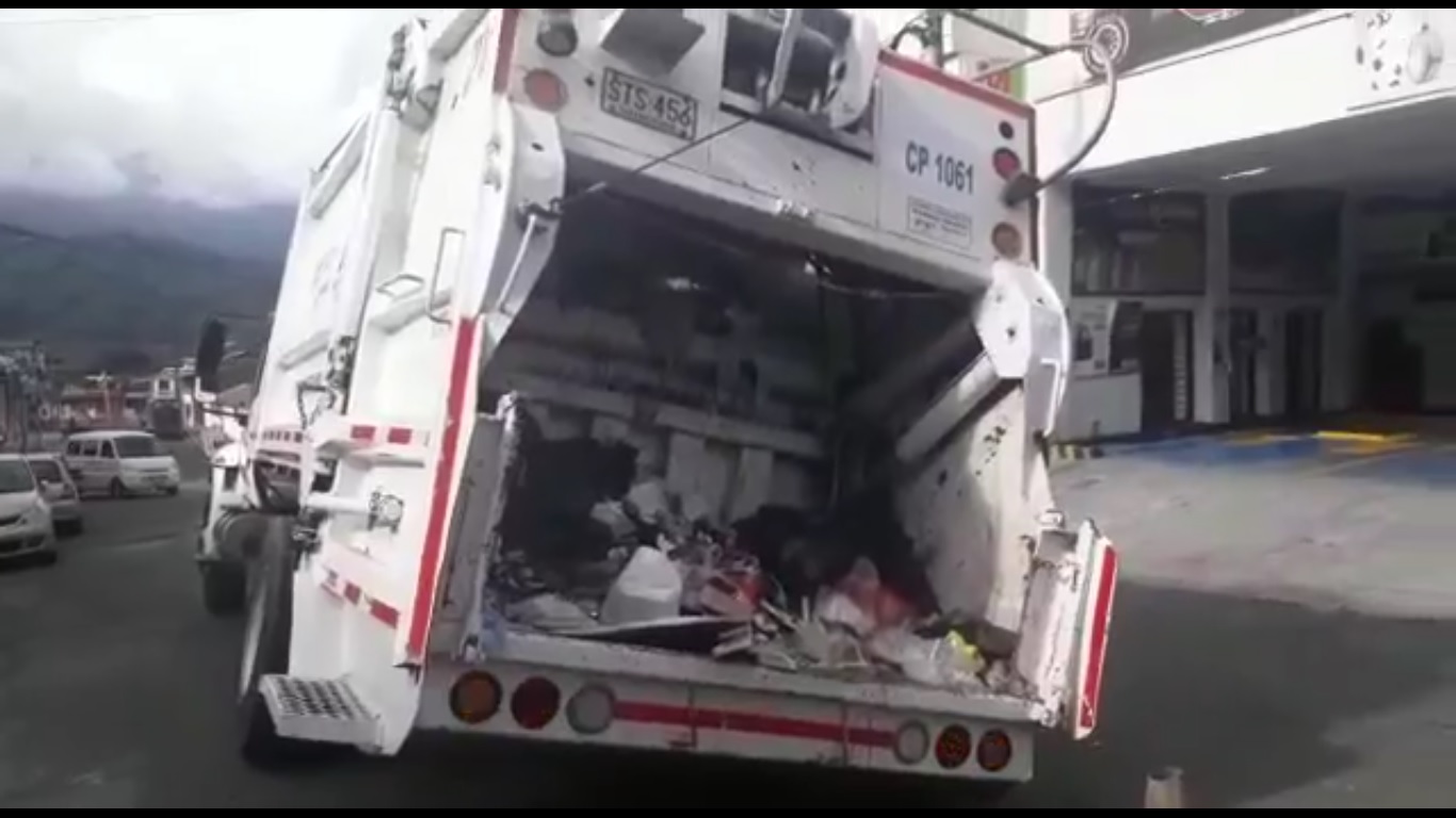 Al hueco se fue el camión de la basura 1