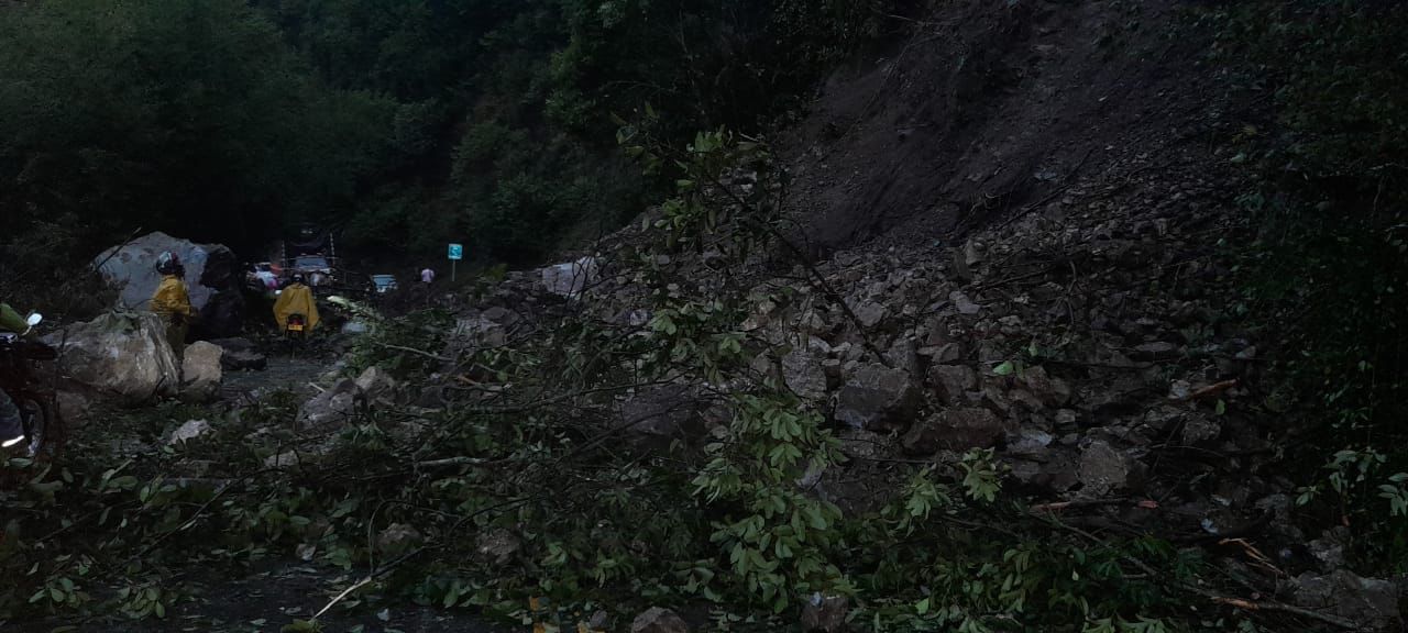 Cierre total de la vía Ibagué-Cajamarca deja derrumbe de piedra y árboles 3