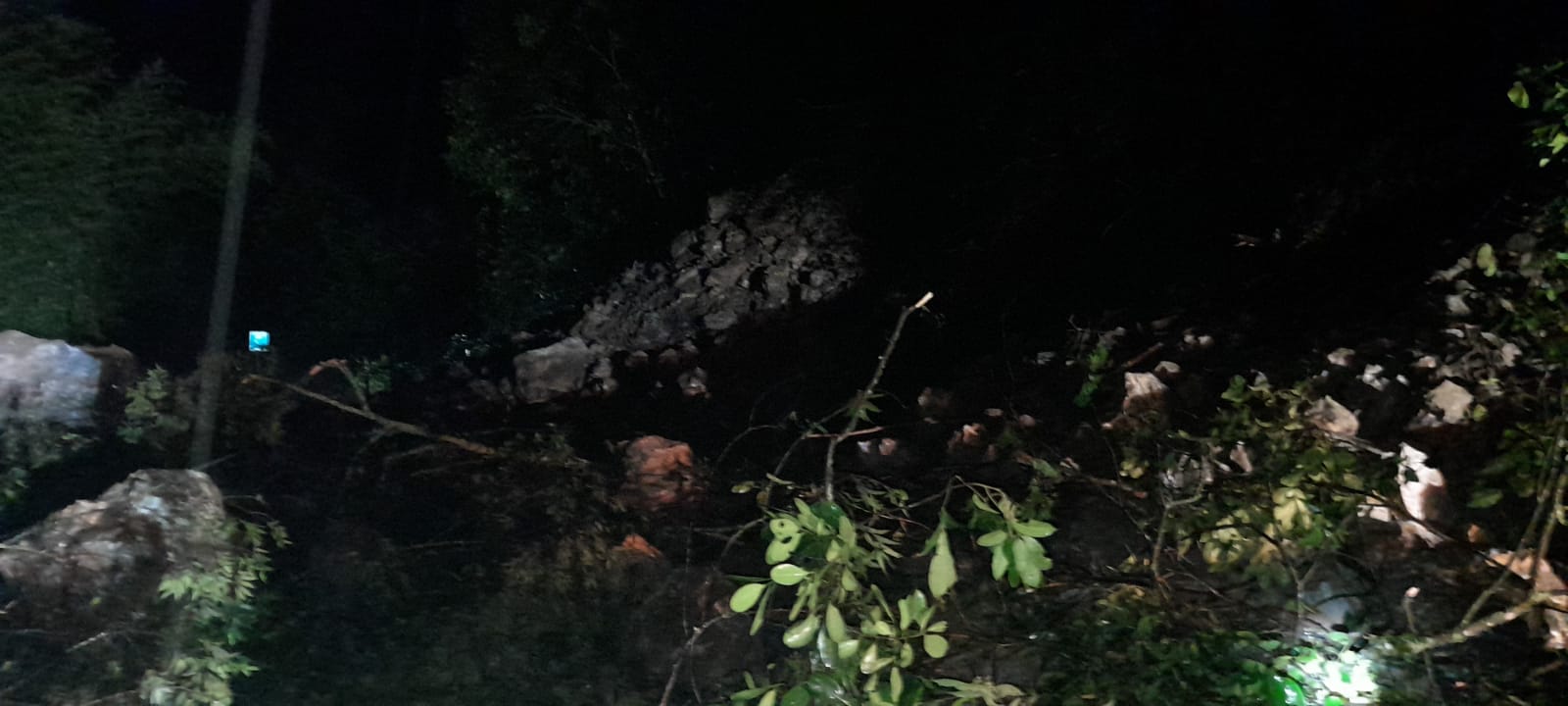 Cierre total de la vía Ibagué-Cajamarca deja derrumbe de piedra y árboles 4