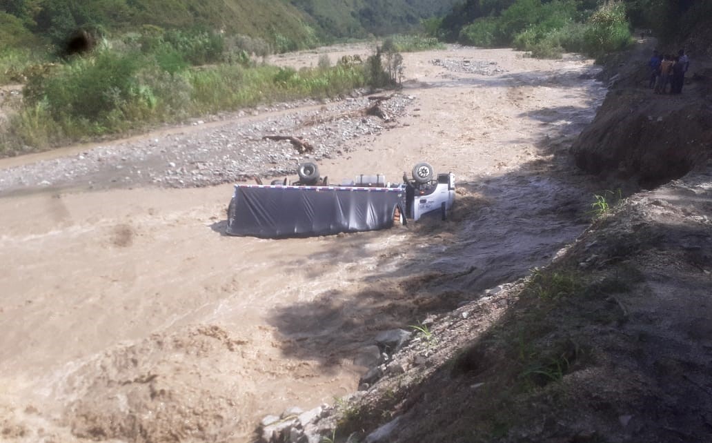 Camión cargado de café cayó al río Cucuana, conductor sale ileso 1