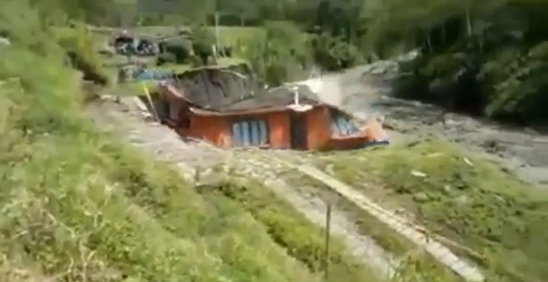 70 viviendas afectadas tras la creciente del río Combeima 5