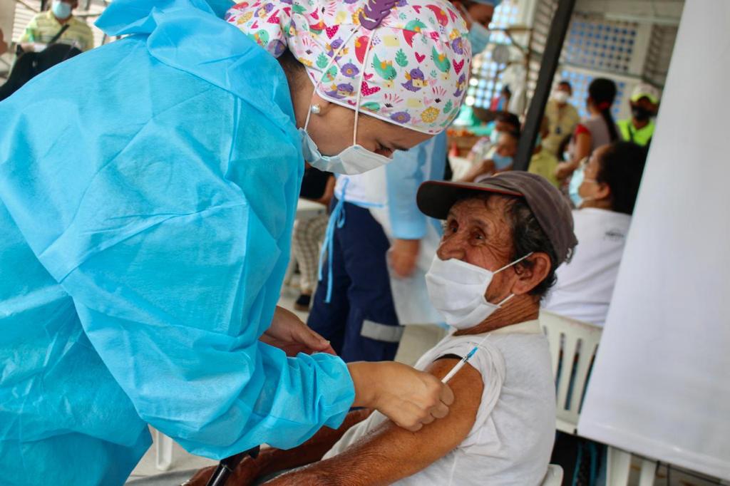 Tercera dosis para adultos mayores de 70 años