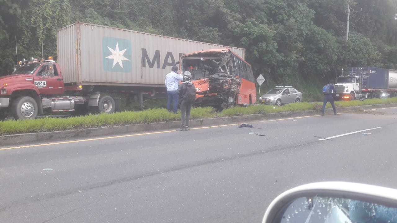 Entre las latas quedó conductor en la variante 1