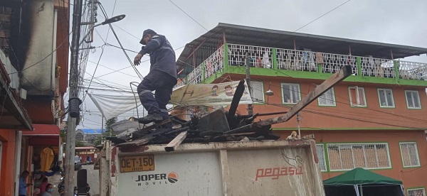 Incendio ocasionó emergencia en dos establecimientos comerciales de Villahermosa 4