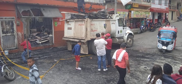 Incendio ocasionó emergencia en dos establecimientos comerciales de Villahermosa 3