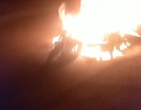 Nuevamente la comunidad quema la moto a presunto ladrón en Ibagué 1