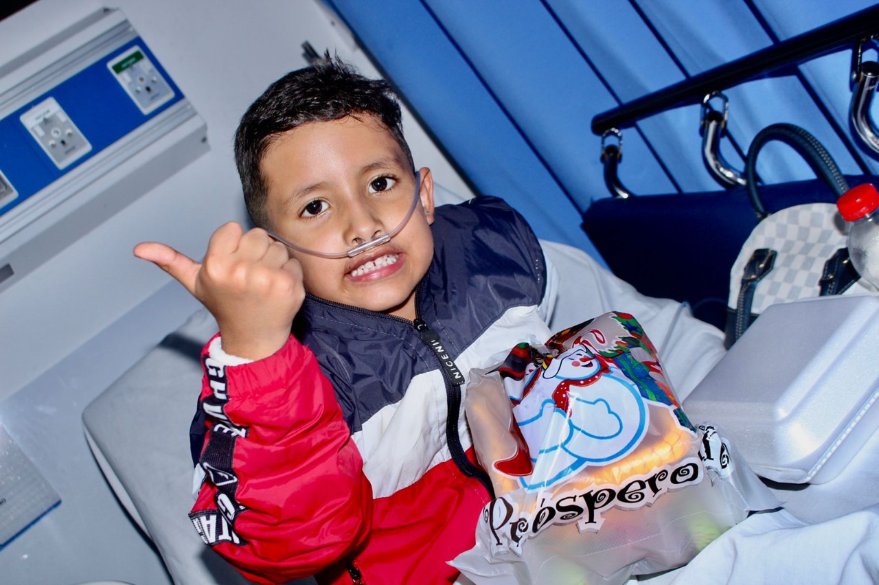 Más de 40 niños hospitalizados y personal de la salud recibieron regalos de Navidad 4
