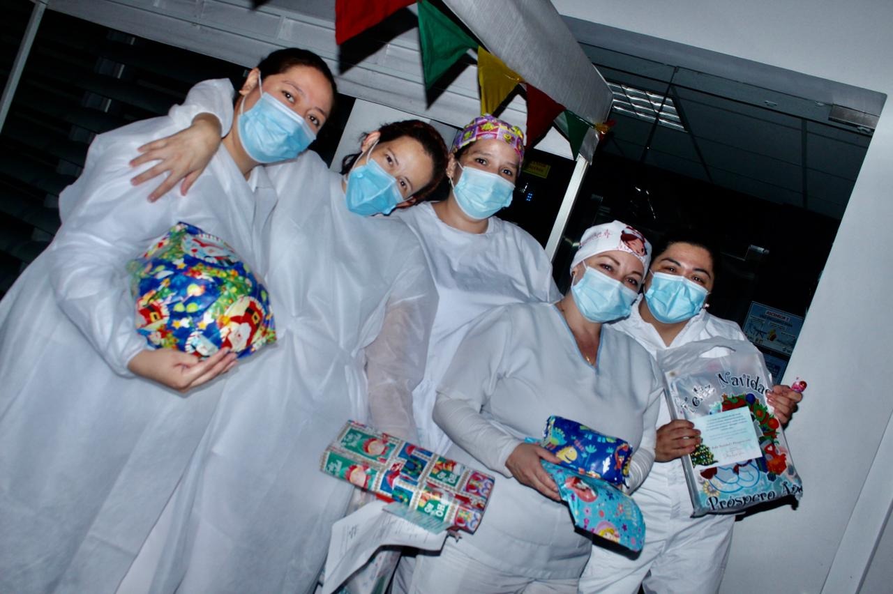 Más de 40 niños hospitalizados y personal de la salud recibieron regalos de Navidad 3