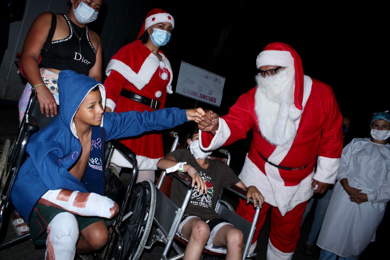 Más de 40 niños hospitalizados y personal de la salud recibieron regalos de Navidad 2