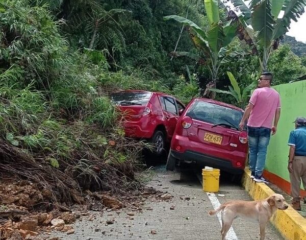 Dos vehículos atrapados en medio de derrumbe en Palocabildo 5