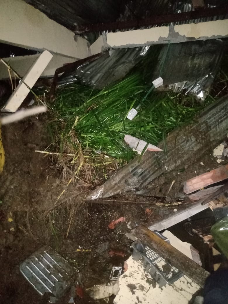Dos menores fallecen tras quedar atrapados en derrumbe 1