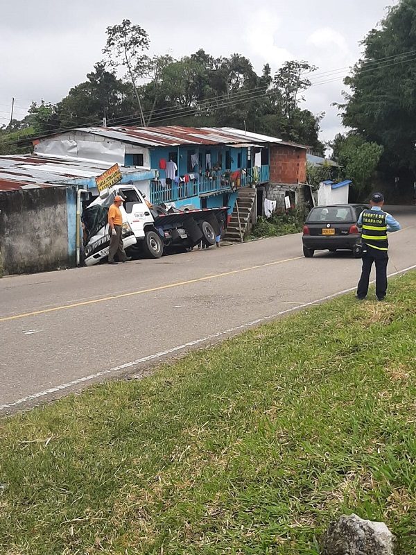 Grúa colisionó contra una vivienda en el municipio de Fresno 3