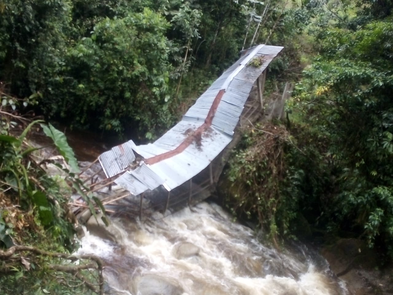 Caída de puente afecta la movilidad en cuatro municipios del sur del Tolima 4
