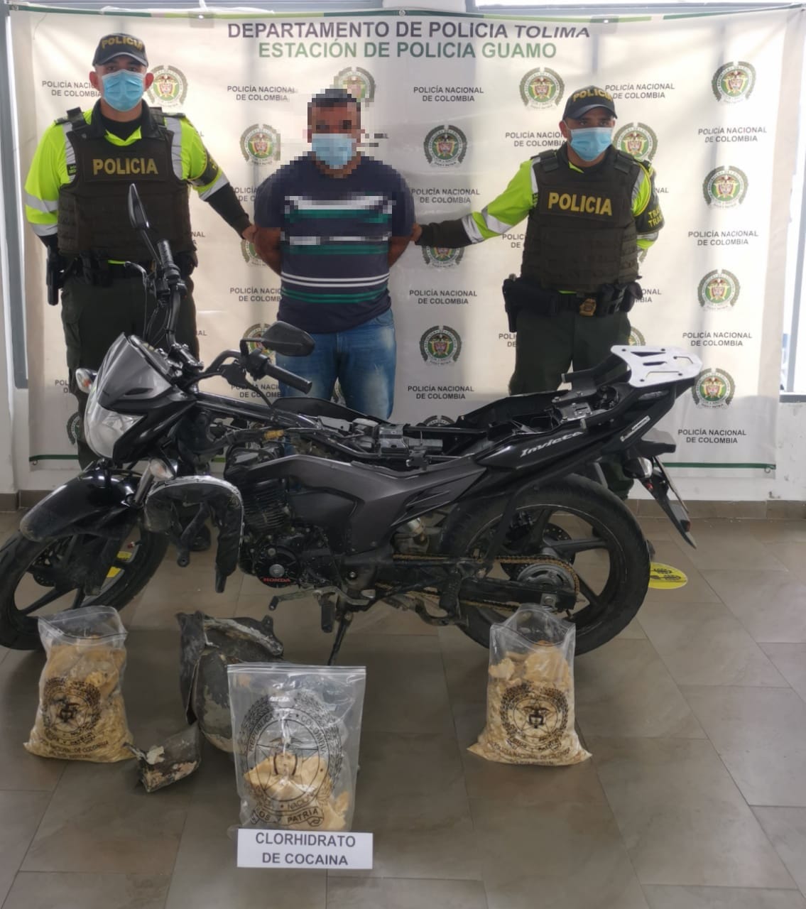 Intentaba pasar 12 kg de cocaína camuflados es una moto 7