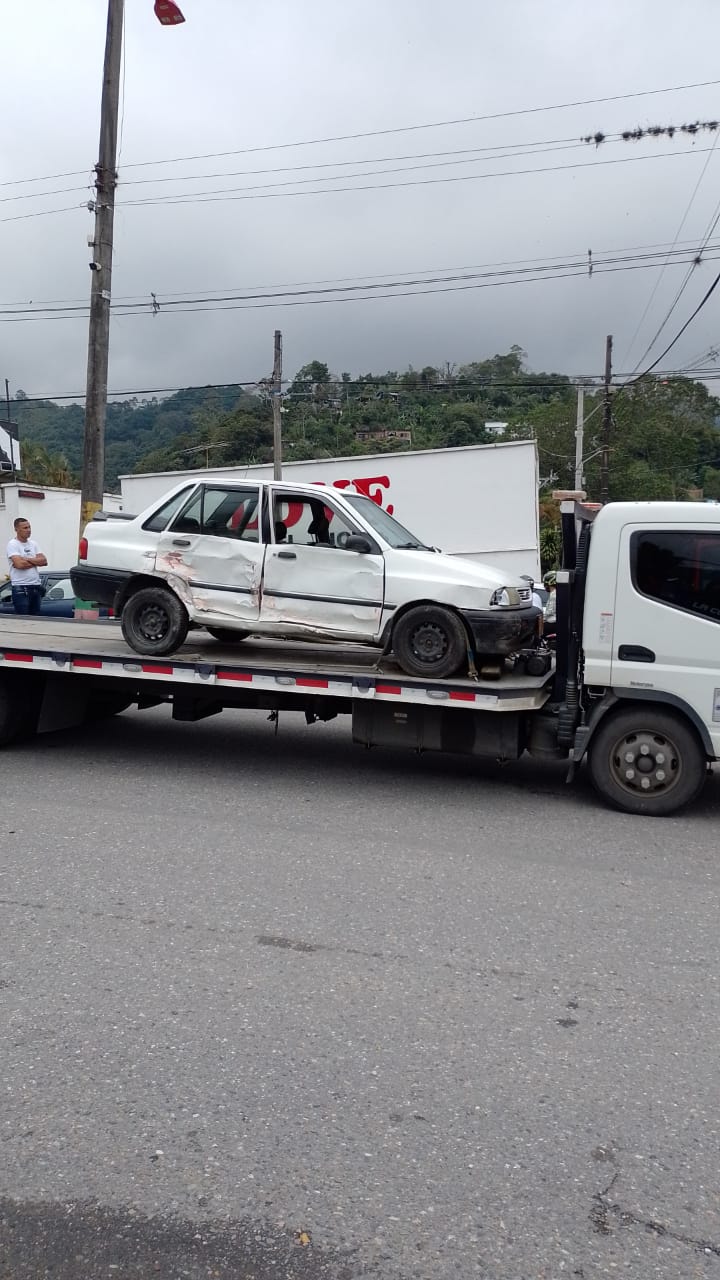 Once heridos dejó accidente de buseta sin frenos en Miramar 5