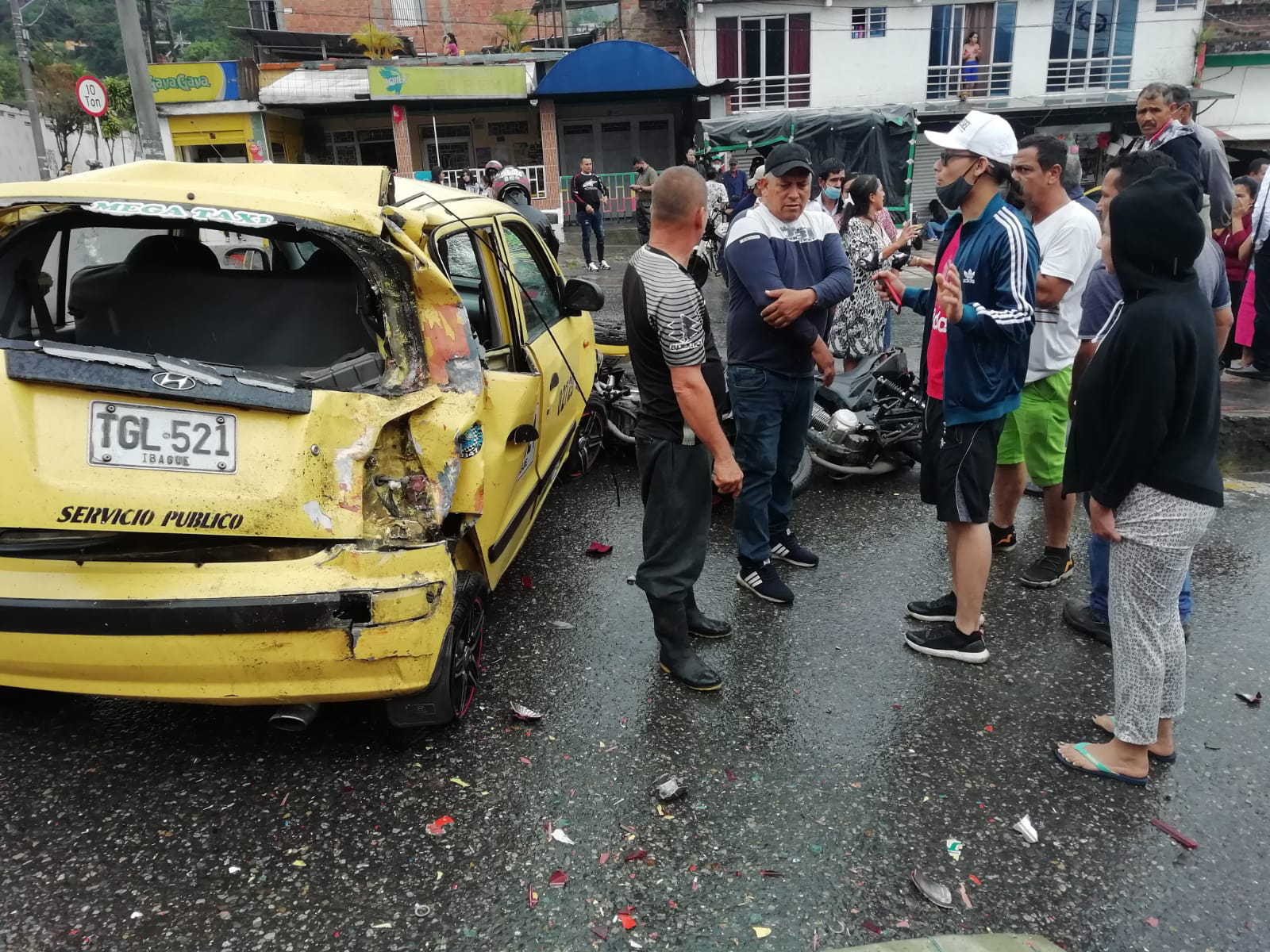 Once heridos dejó accidente de buseta sin frenos en Miramar 3