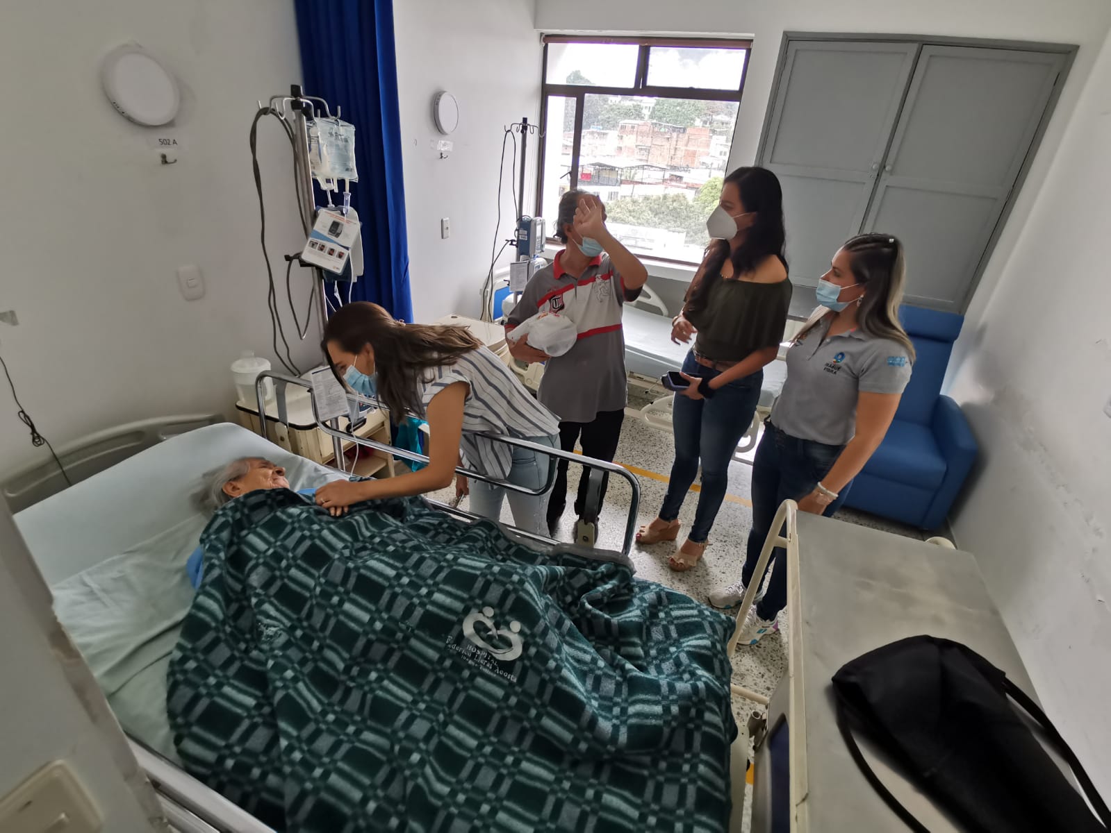 Atención médica especializada recibieron abuelitos abandonados 3