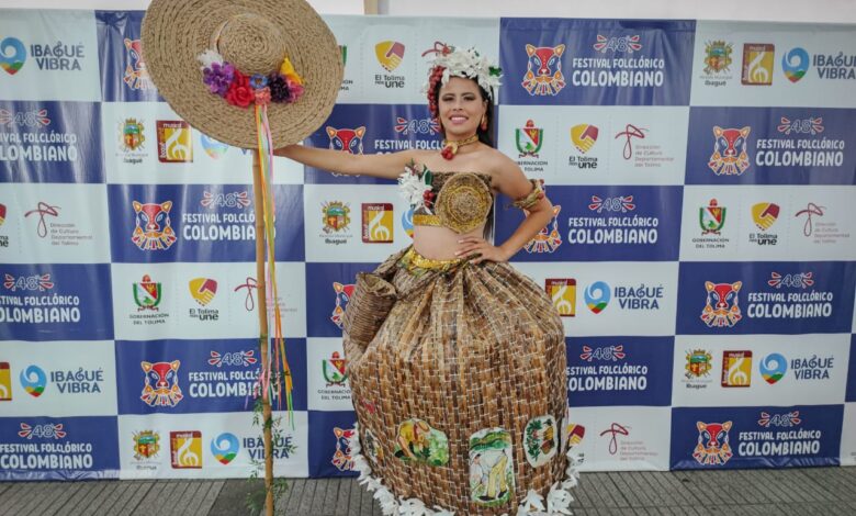 Catherine Ramírez, embajadora del corregimiento 17, deslumbró en el desfile en traje artesanal 1