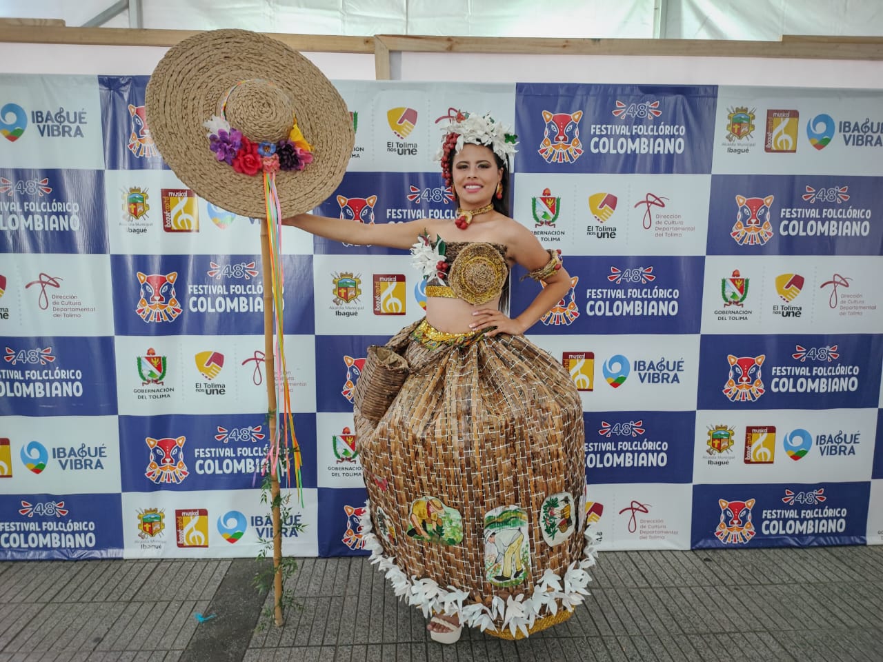 Catherine Ramírez, embajadora del corregimiento 17, deslumbró en el desfile en traje artesanal 1