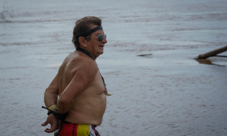 Atado de manos a sus 74 años cruzó nadando el rio Putumayo 3