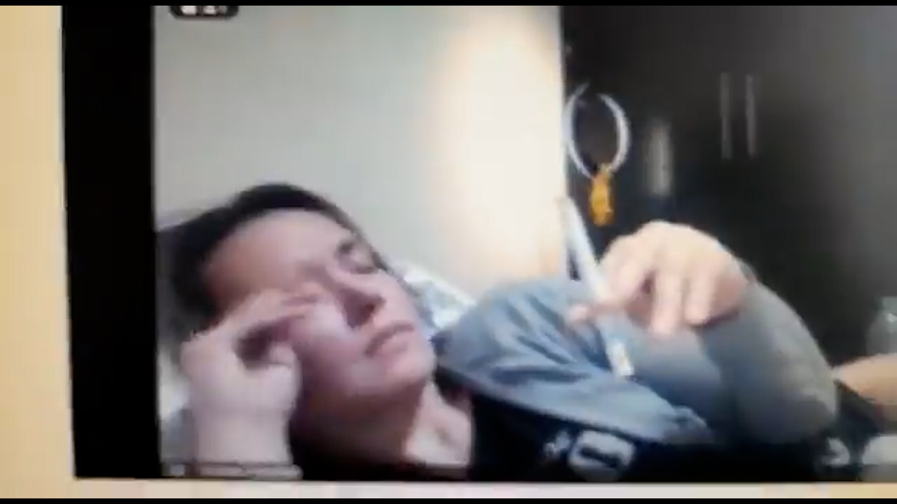 Jueza en Cúcuta salió en audiencia virtual con poca ropa y fumando 1