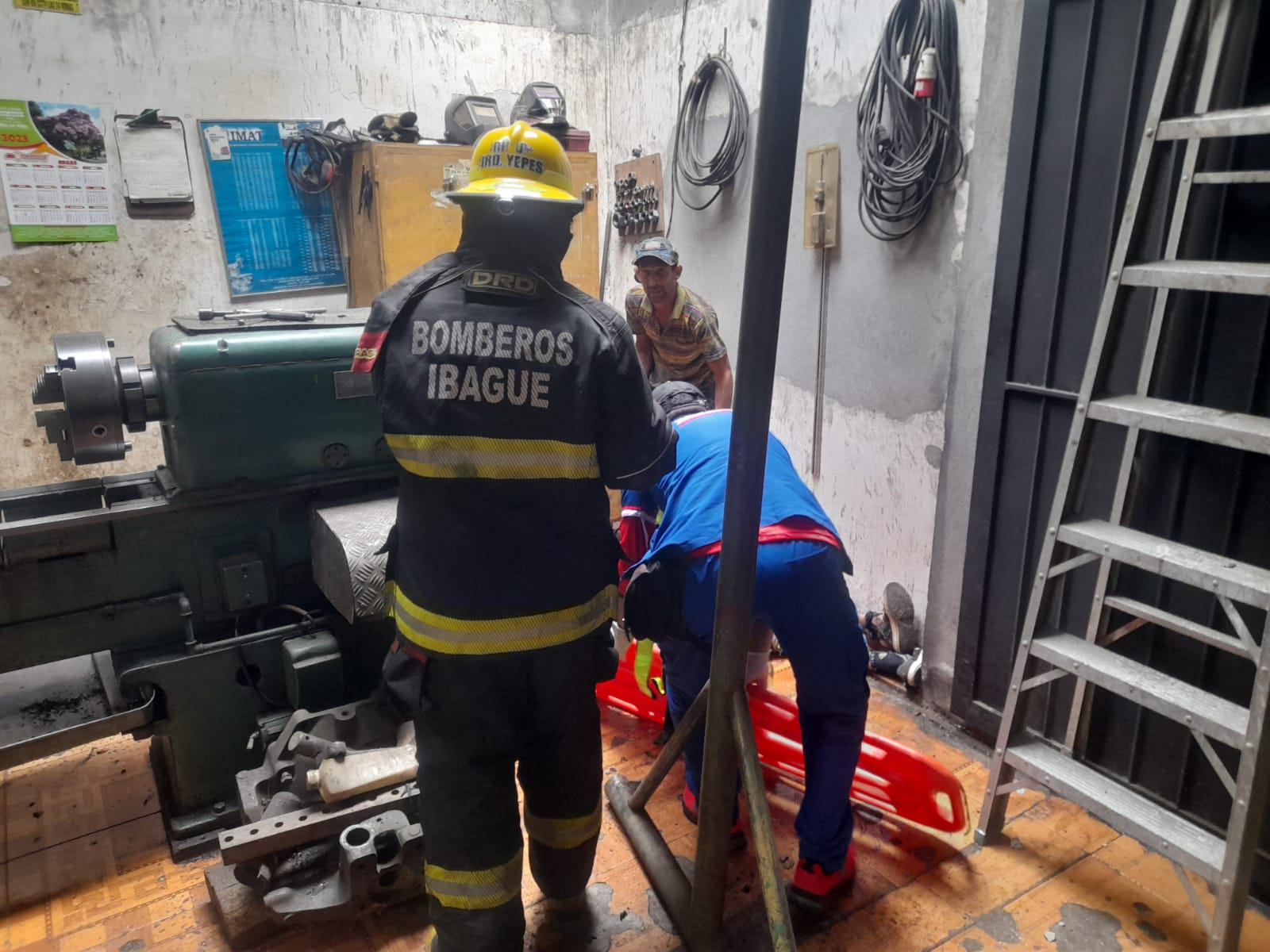Pánico en el Barrio El Salado: hombre sufrió descarga eléctrica al limpiar canal en el techo de una panadería 3