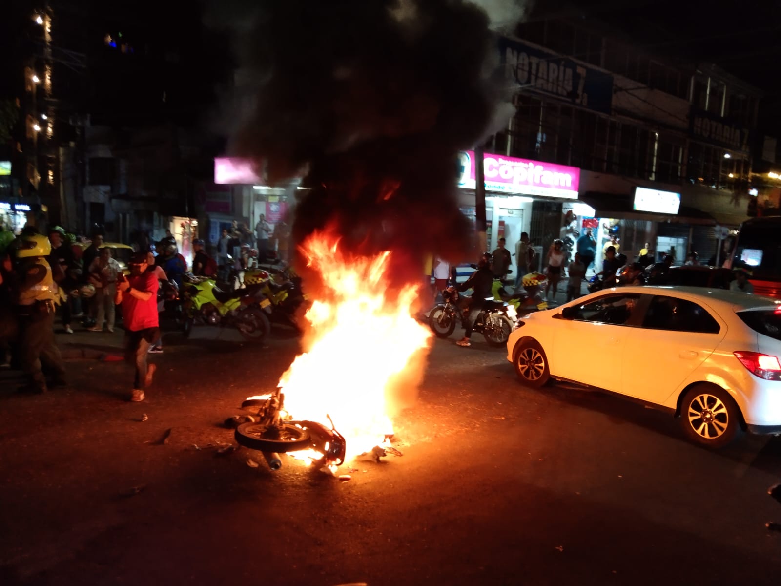 Le quemaron la moto a pareja de ladrones en la 64 con 5ª en Ibagué 5