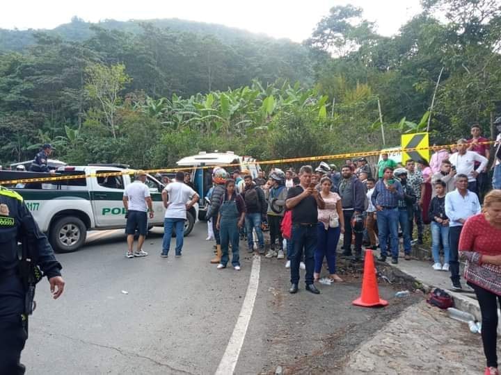 Volcamiento de bus en vía a Bituima - Cundinamarca deja dos víctimas fatales y 38 heridos 4