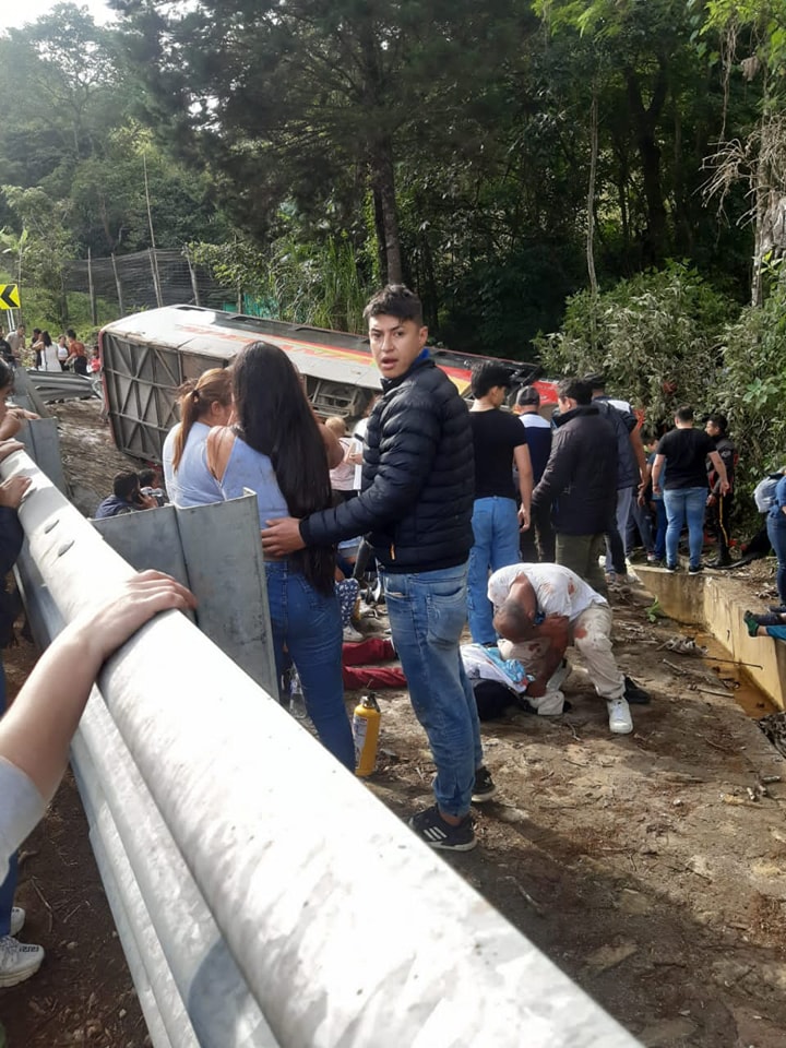 Volcamiento de bus en vía a Bituima - Cundinamarca deja dos víctimas fatales y 38 heridos 3