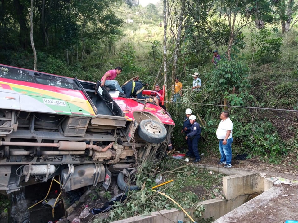Volcamiento de bus en vía a Bituima - Cundinamarca deja dos víctimas fatales y 38 heridos 1