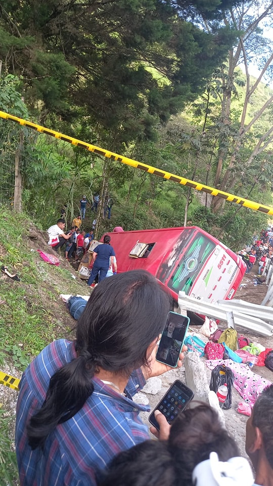 Volcamiento de bus en vía a Bituima - Cundinamarca deja dos víctimas fatales y 38 heridos 2