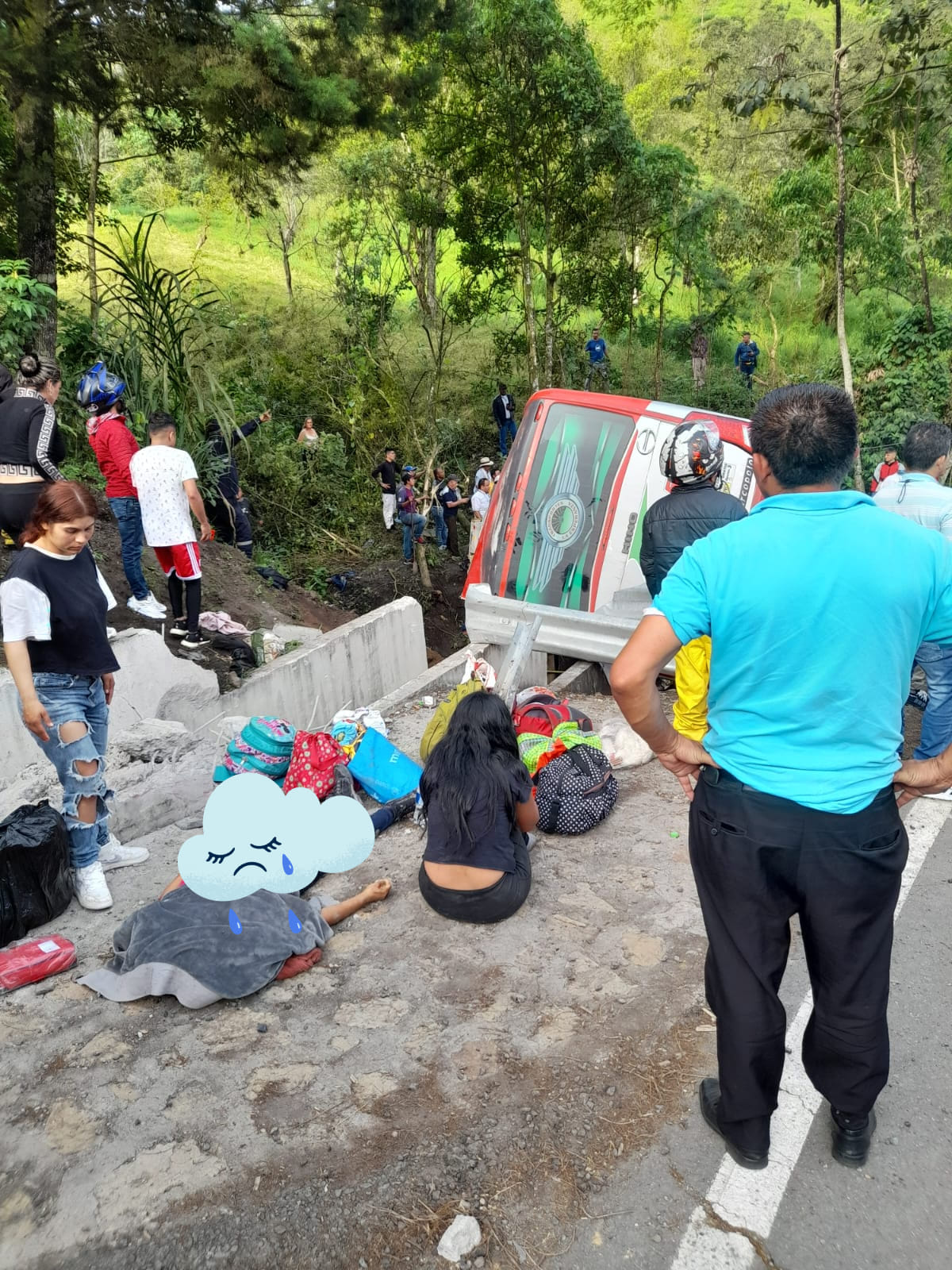 Volcamiento de bus en vía a Bituima - Cundinamarca deja dos víctimas fatales y 38 heridos 5