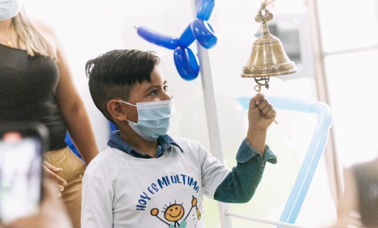 Emmanuel Felipe, vencedor del cáncer infantil, hace sonar la campana en emocionante ceremonia de victoria 5