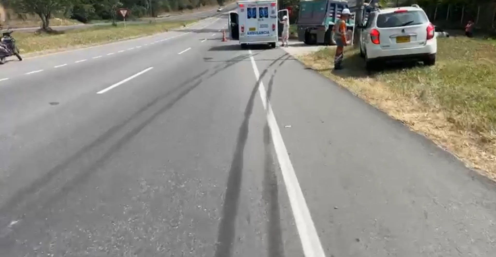 Choque entre vehículo tipo Spark y volqueta deja una persona herida en Ibagué 2