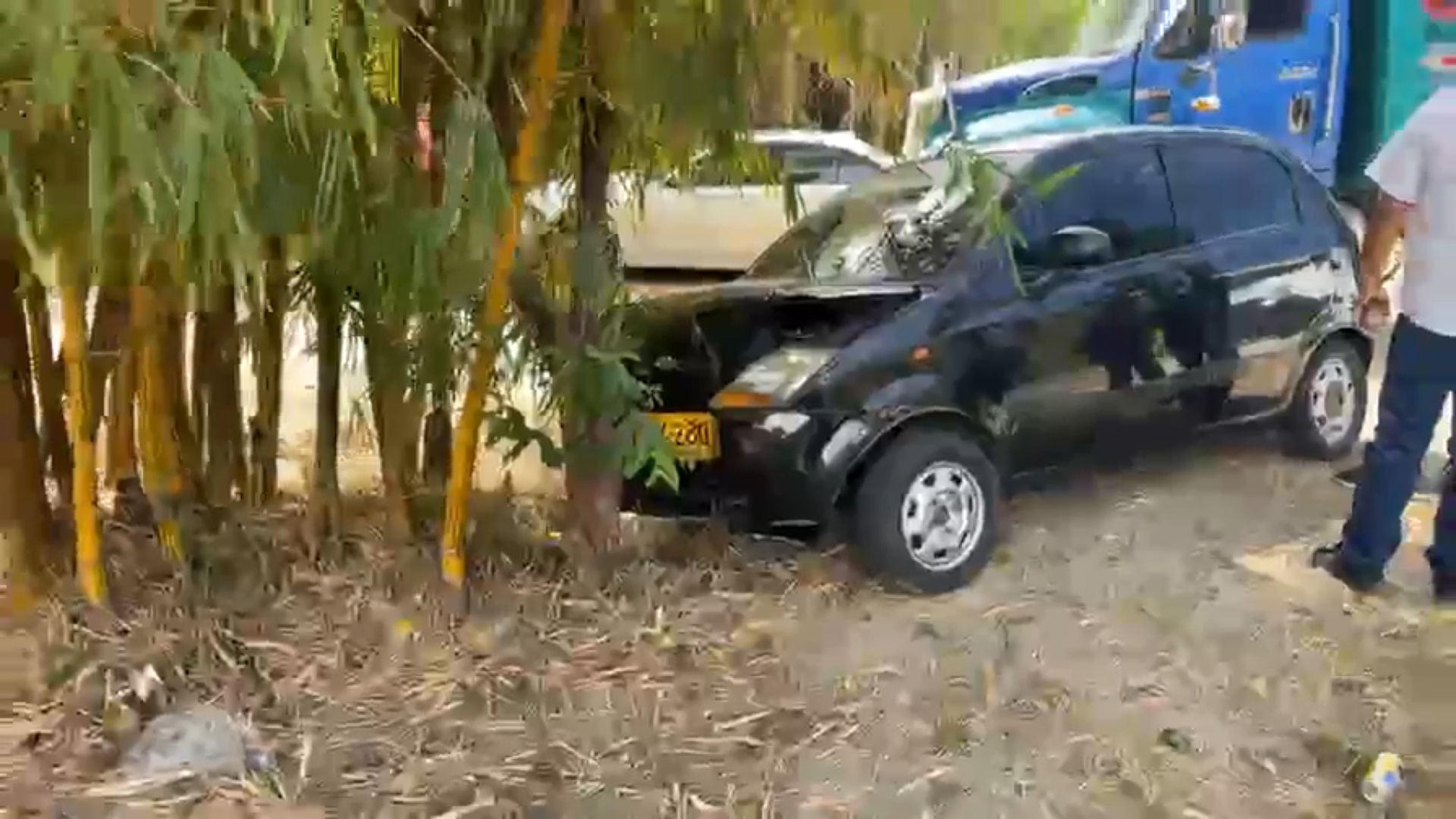 Choque entre vehículo tipo Spark y volqueta deja una persona herida en Ibagué 1
