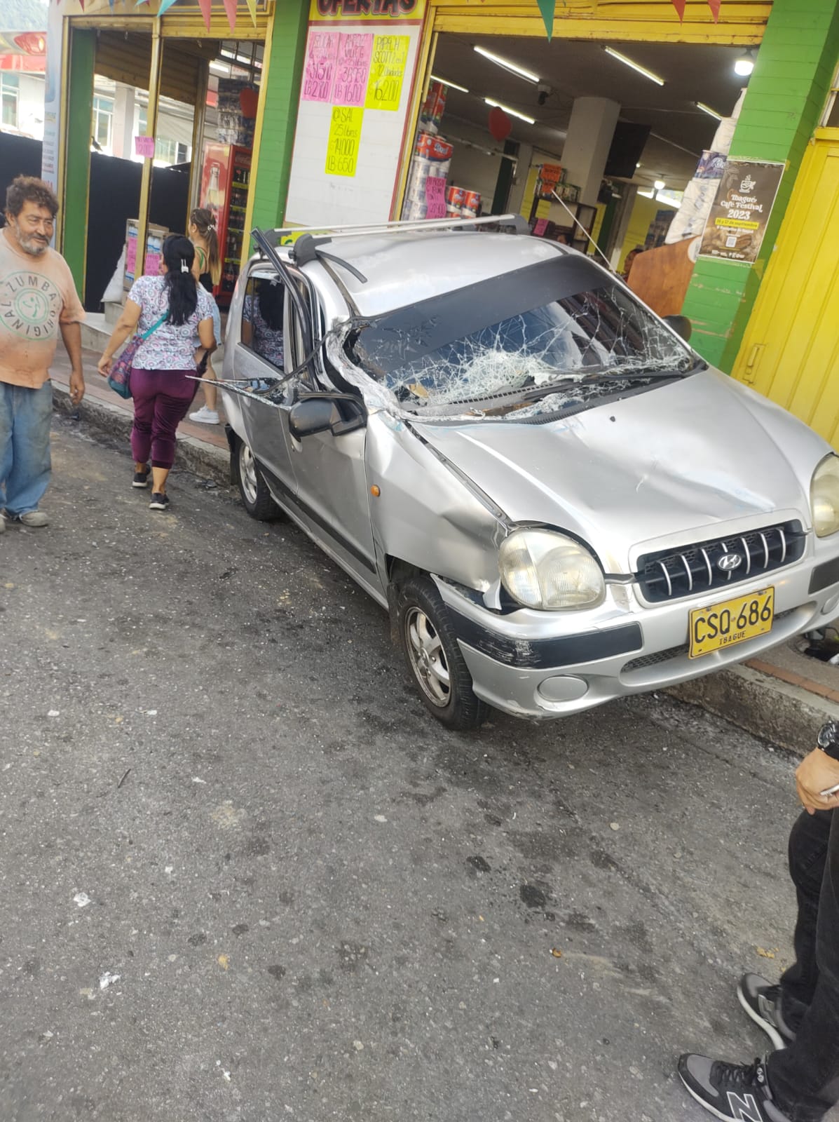 Turbo se desengranó en el centro de Ibagué dejando un herido y daños materiales 2
