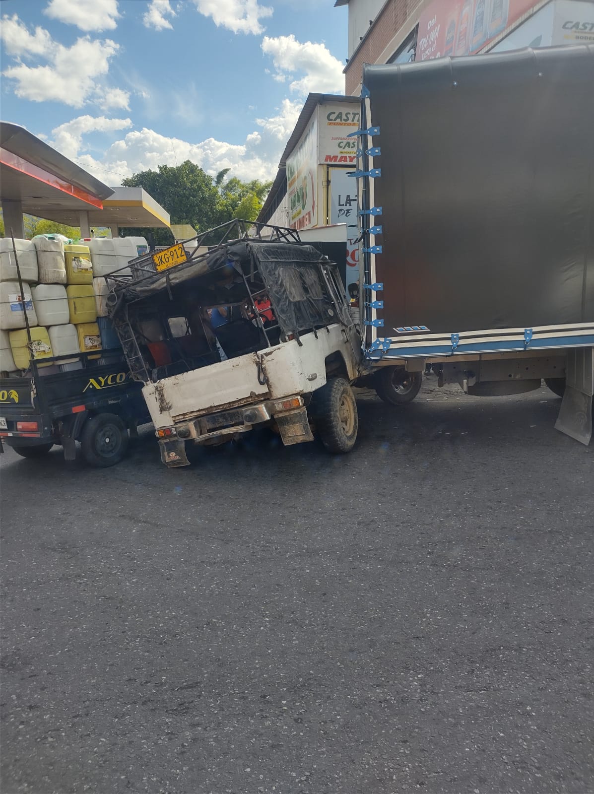 Turbo se desengranó en el centro de Ibagué dejando un herido y daños materiales 4