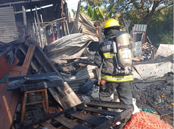 Bomberos Oficiales de Ibagué extinguen incendio en Villa Resistencia 3