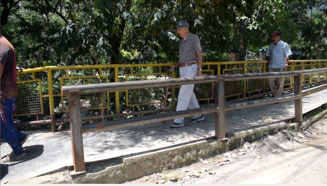 Puente sobre la calle 144.