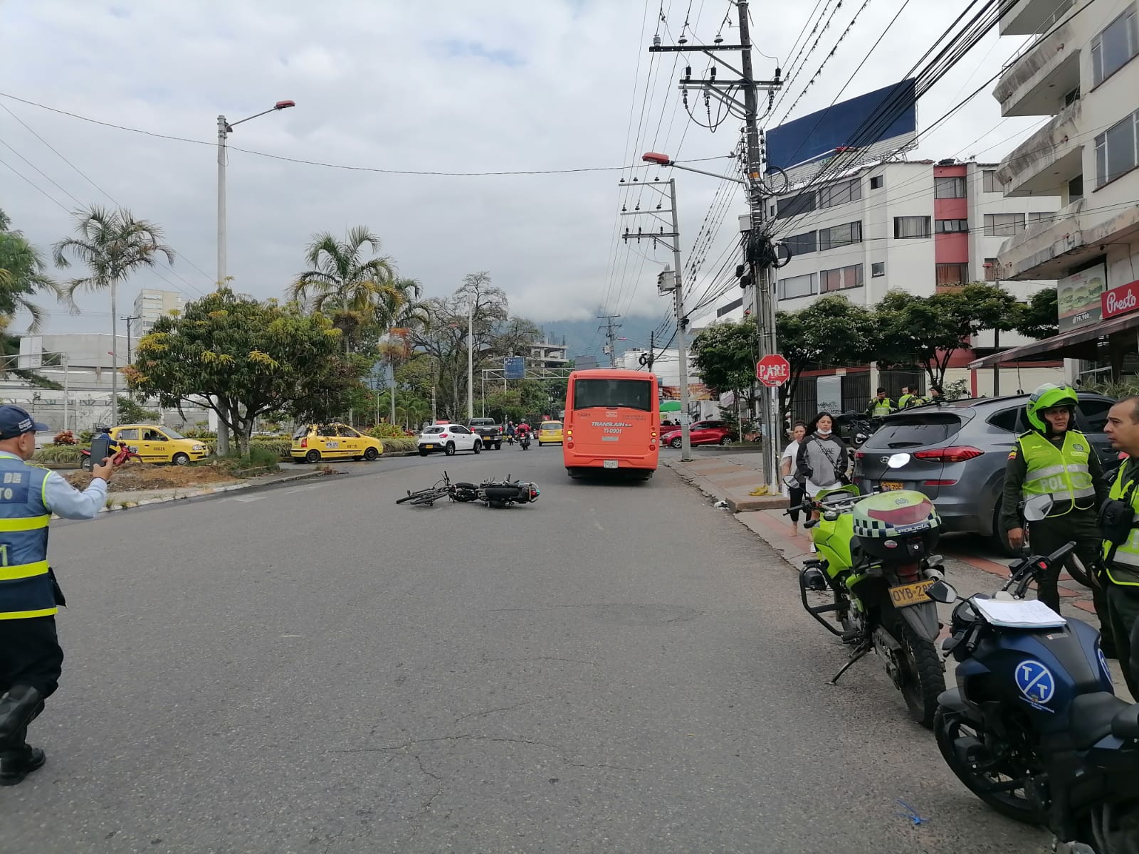 Grave accidente en Ibagué: Patrullera de la Policía en estado crítico tras colisión con una buseta 3