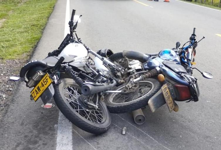 Violento accidente entre dos motos deja cuatro heridos, incluyendo dos menores 1