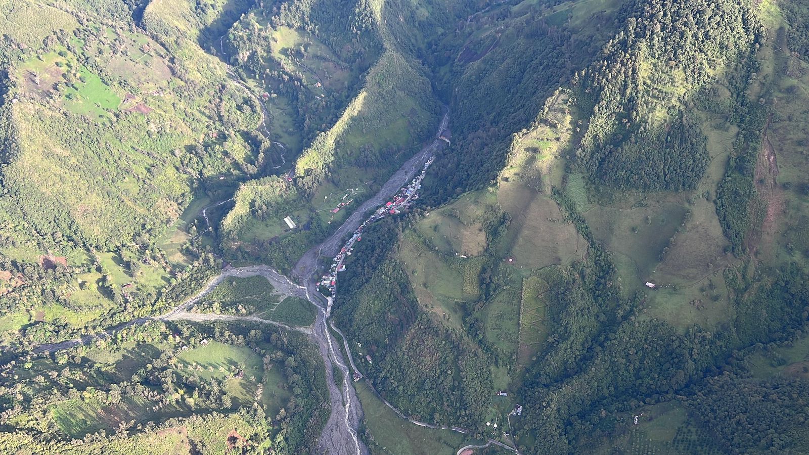 Autoridades sobrevolaron la quebrada Las Perlas para evaluar la situación 3