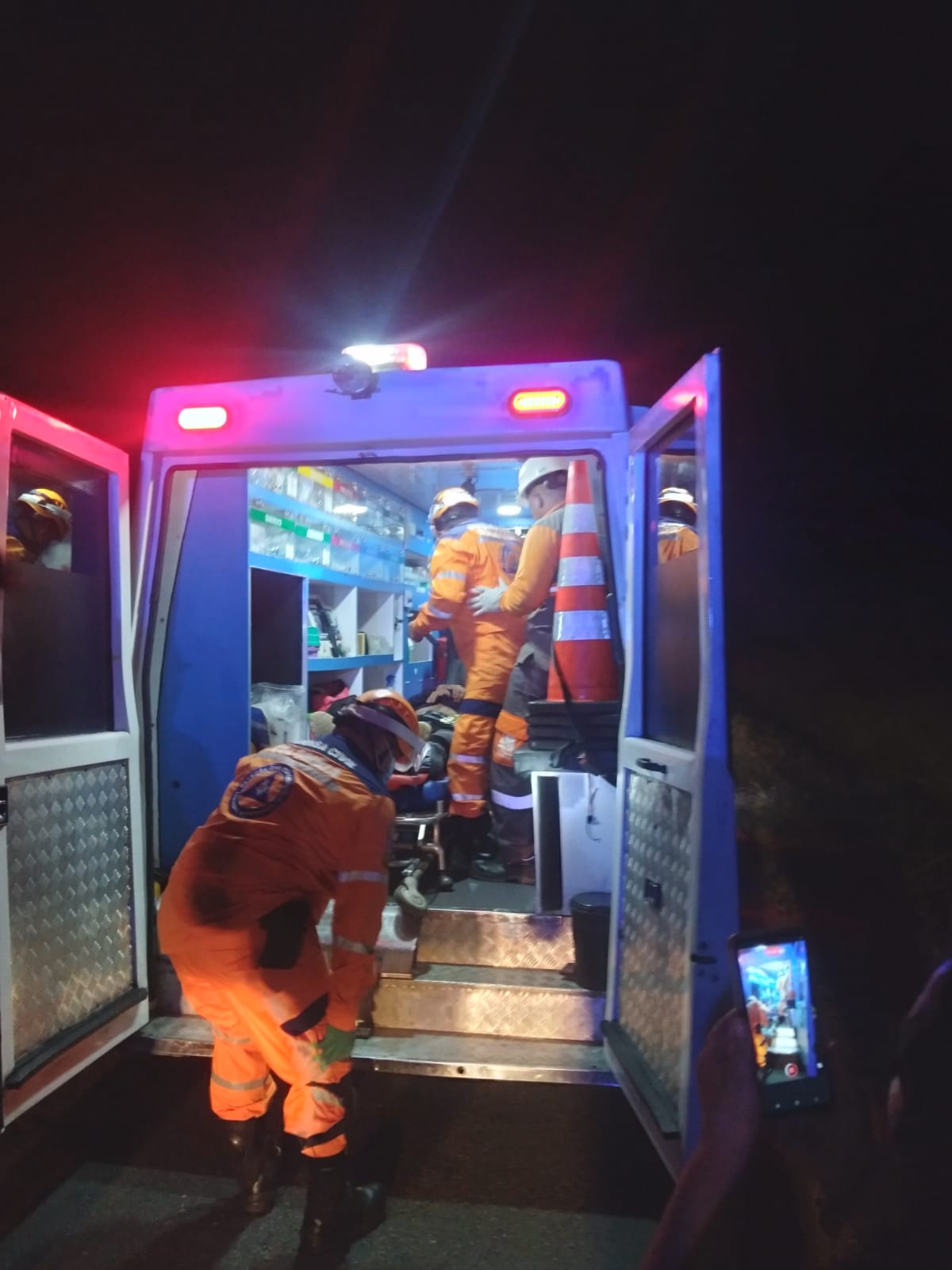 En un accidente de tránsito, hombre quedó atrapado en su vehículo 1