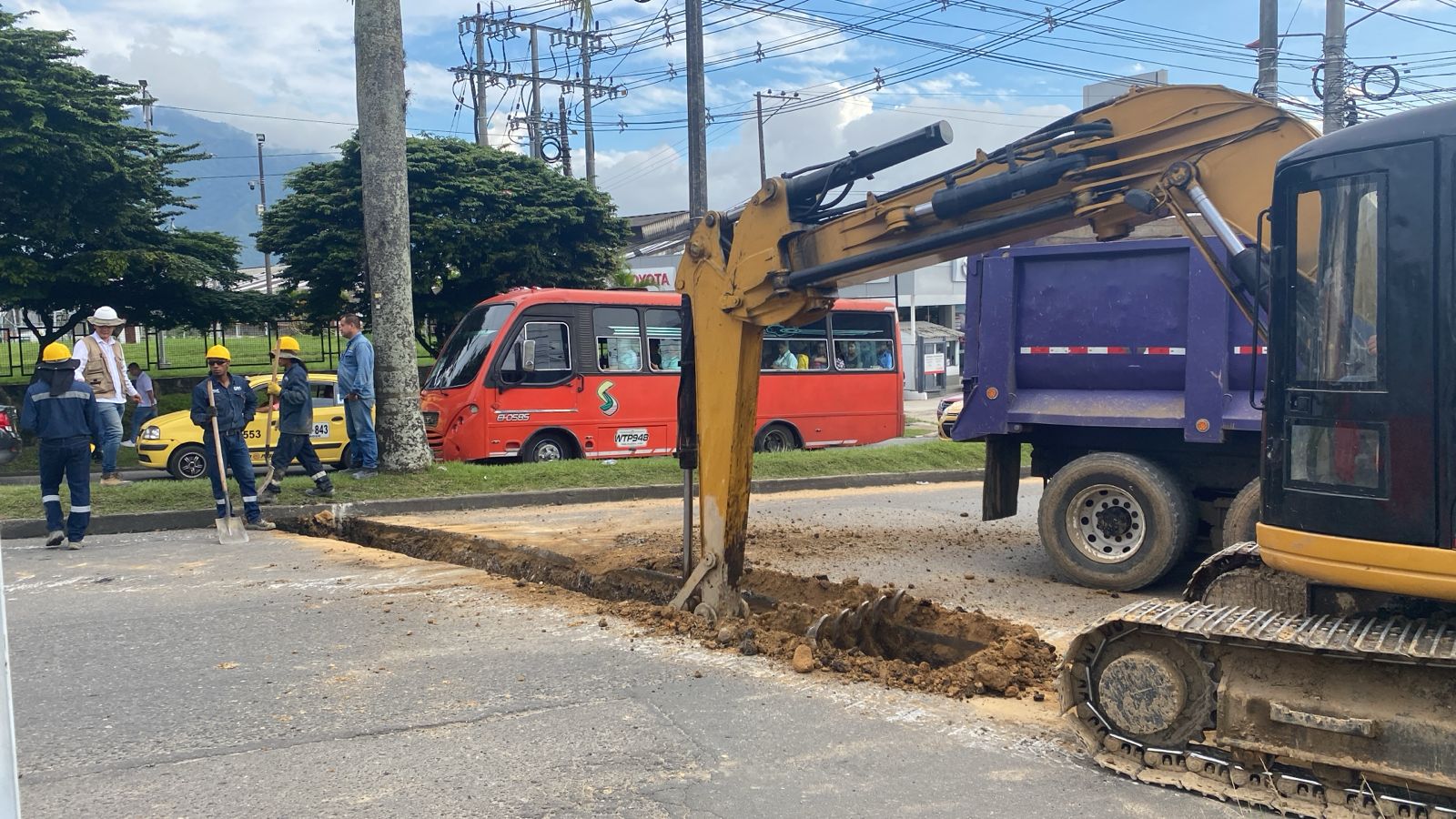 Por daño de acueducto, permanece el cierre de la Avenida Mirolindo, carril de descenso 1