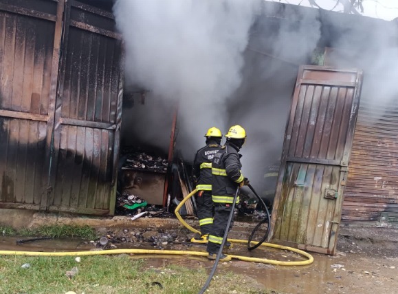 Bomberos Oficiales extinguieron incendio en un centro de reciclaje en Ibagué 4