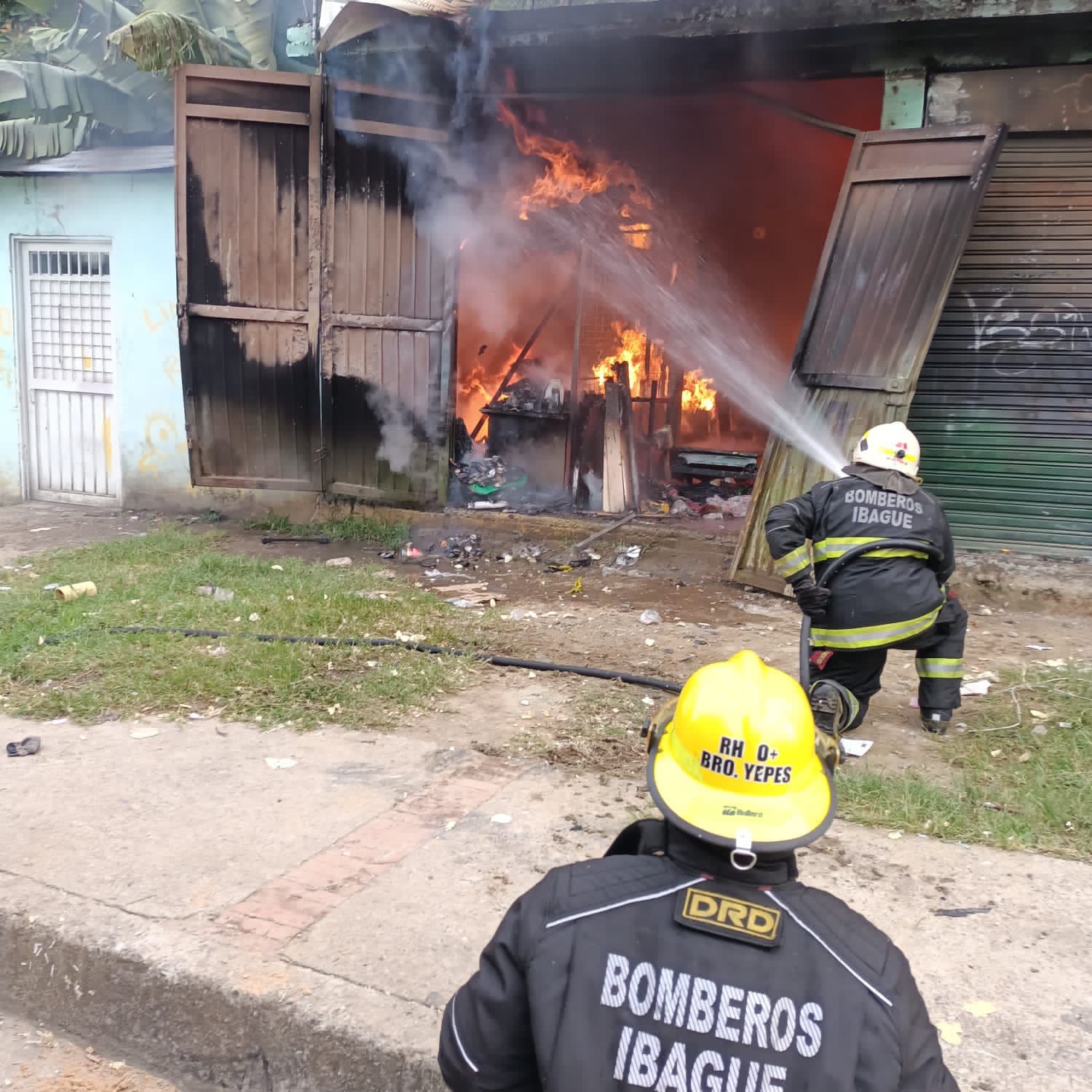 Bomberos Oficiales extinguieron incendio en un centro de reciclaje en Ibagué 3
